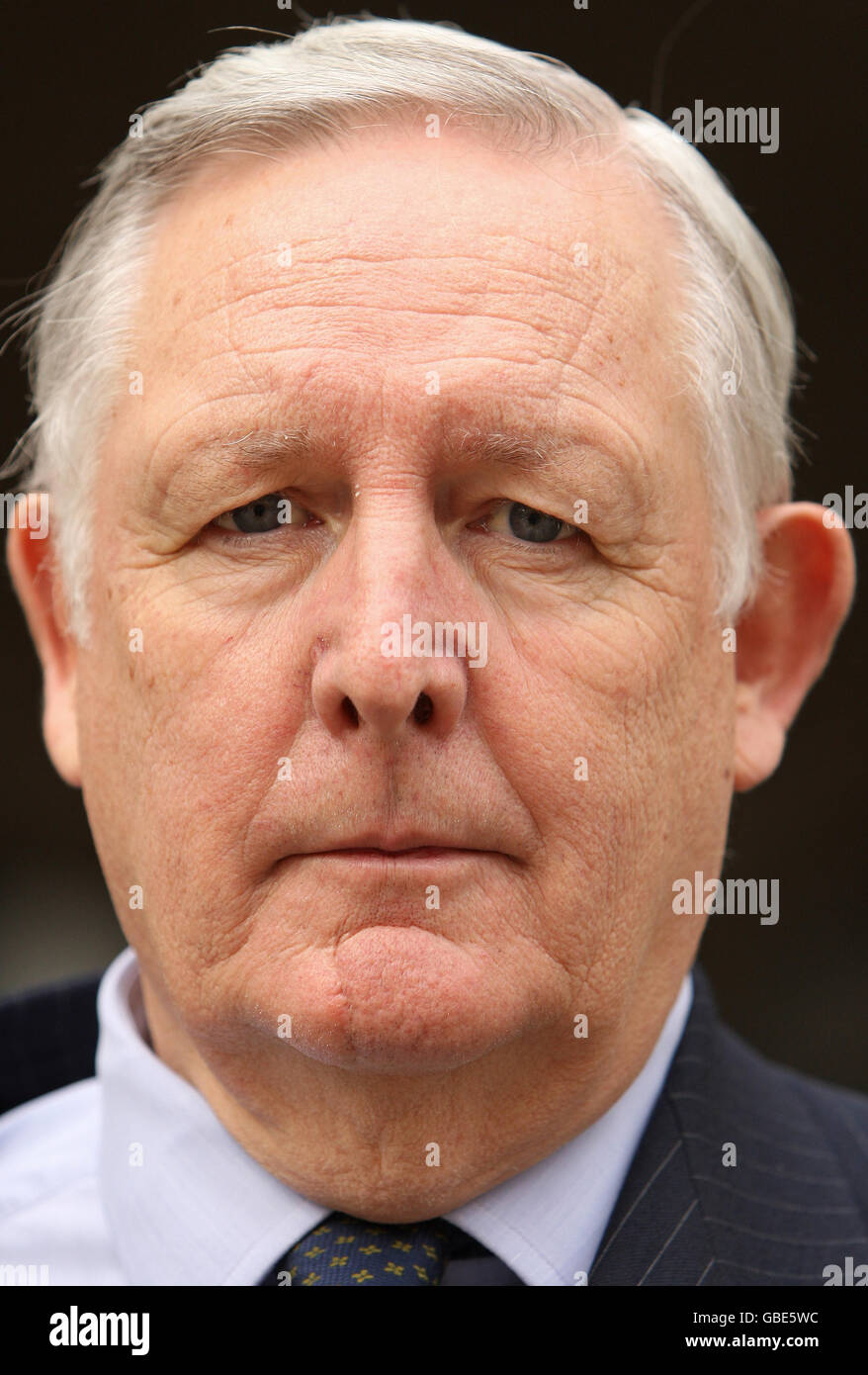 Ian Norris, der ehemalige Geschäftsführer des Ingenieurunternehmens Morgan Crucible, vor den Royal Courts of Justice, London, wo er gegen die Auslieferung in die Vereinigten Staaten kämpft, weil er die Justiz behindert hat. Stockfoto