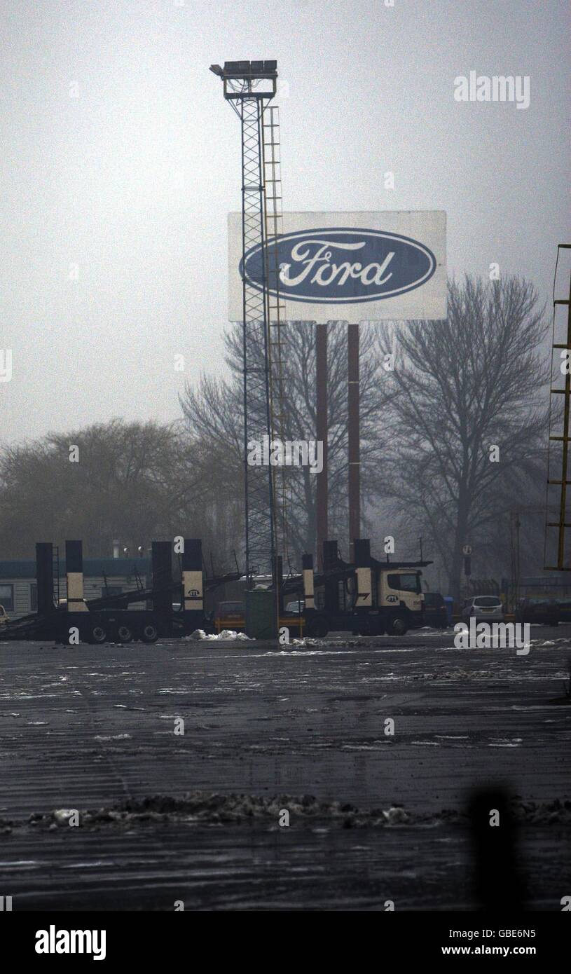 Das Ford Car Werk in Dagenham Essex. Der Automobilgigant wurde heute gewarnt, dass er sich einer Arbeitskampfmaßnahme stellen könnte, nachdem er Pläne angekündigt hatte, 850 Arbeitsplätze abzuschaffen und die Bezahlung wegen der "ernsten wirtschaftlichen Lage", die die Automobilindustrie betrifft, einzufrieren. Stockfoto
