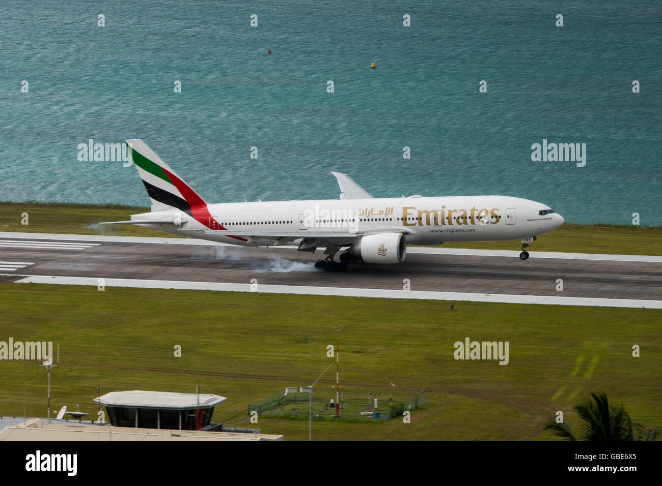 eine Boeing 777-200LR Emirates landet auf den Seychellen Stockfoto