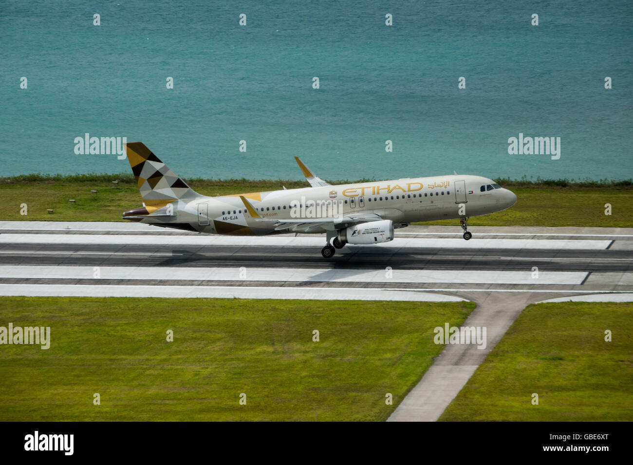 Etihad Airbus A320 landet auf der Insel Mahe auf den Seychellen Stockfoto