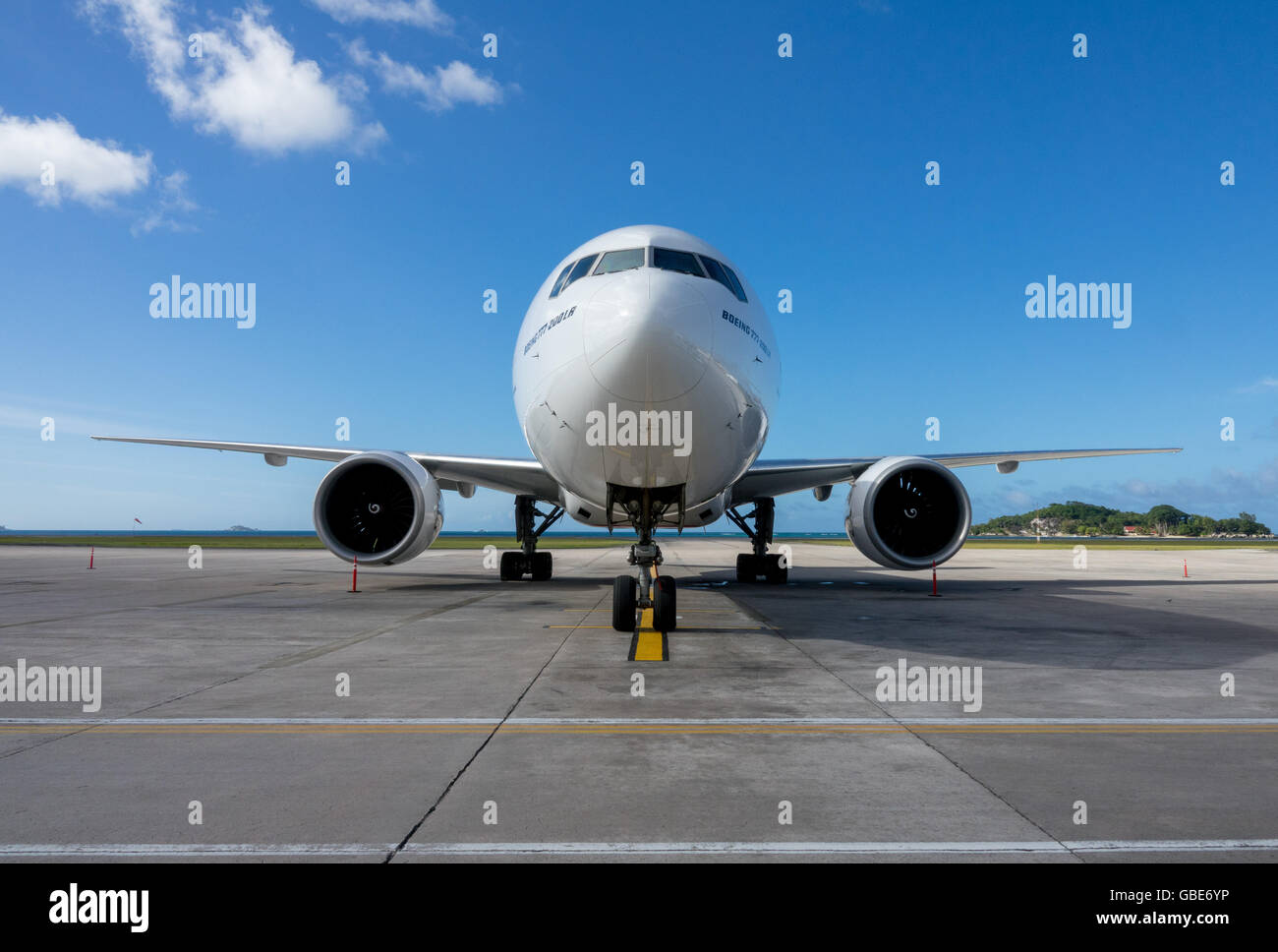 Eine Boeing 777-200LR "Worldliner" geparkt auf dem Rollfeld in Seychelles International Airport Stockfoto