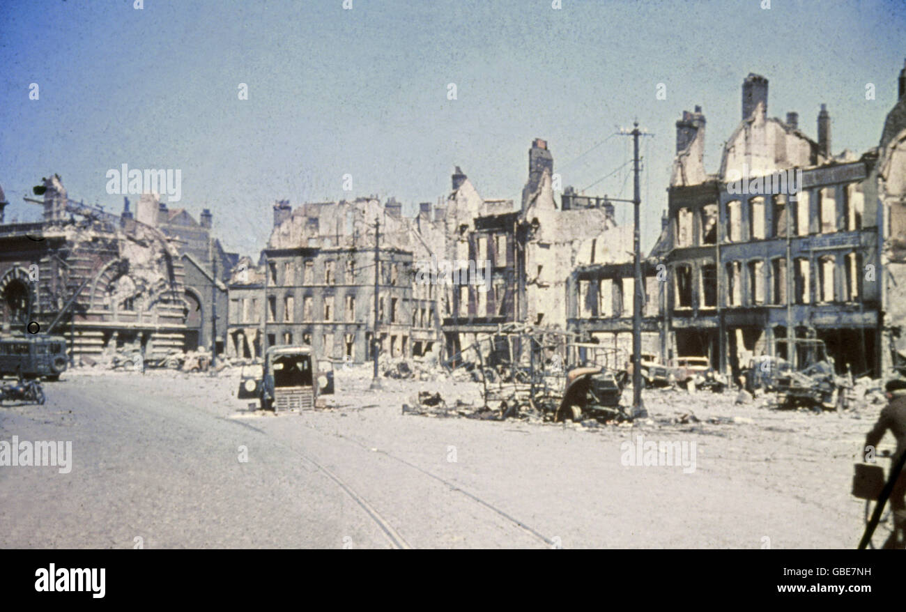 Ereignisse, 2. Weltkrieg, Frankreich, Dunkirk, Juni 1940, zerstörte Fahrzeuge auf einem Platz, Zusatzrechte-Freierungen-nicht verfügbar Stockfoto
