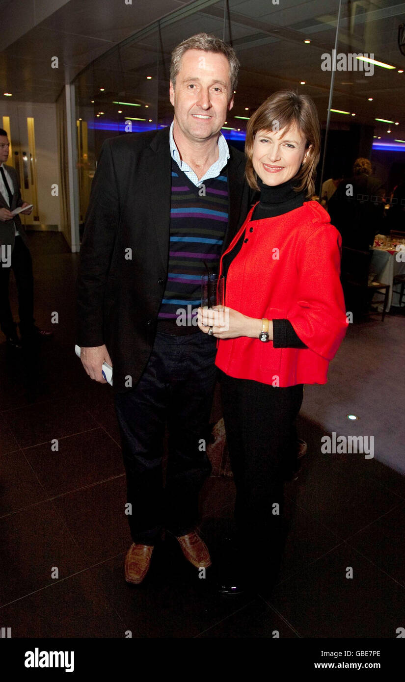 Mark Austin und Katie Derham beim Ultimate News Quiz, veranstaltet von Bloomberg London. Stockfoto