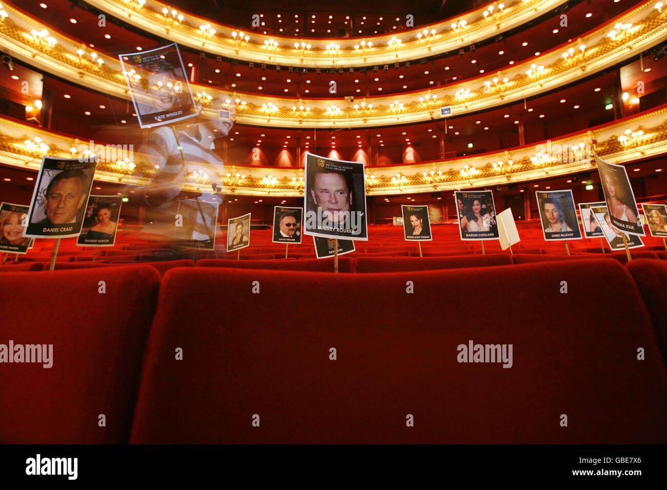 Matty O'Riordan, 20, aus London, platziert Fotos berühmter Schauspieler und Regisseure in den Sitzen, in denen die gleichen berühmten Gesichter morgen Abend sitzen werden, während einer Fotoserie "Gesichter in Sitzen" im Royal Opera House im Zentrum Londons, Im Vorfeld der Orange British Academy Film & Television Awards (BAFTA) morgen Abend. Stockfoto