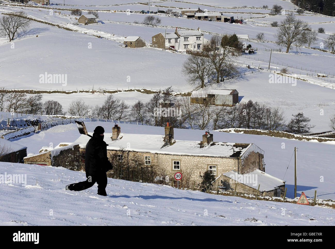 Schwierige Bedingungen für die Fortbewegung in Archengarthdale in den High Pennines von North Yorkshire nach einer Woche heftiger Schneefälle, so dass die isolierten Farmen abgelegener als sonst sind. Stockfoto