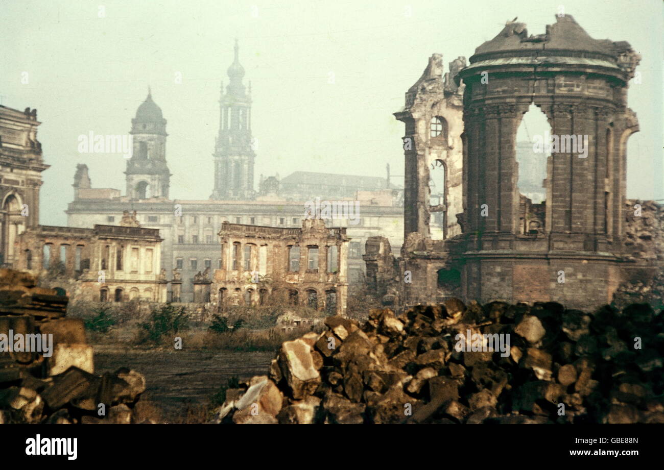 Nachkriegszeit, zerstörte Städte, Deutschland, Dresden, die Ruine der Frauenkirche (rechts), im Hintergrund die Hofkirche, um 1950, Zusatzrechte-Clearences-nicht vorhanden Stockfoto