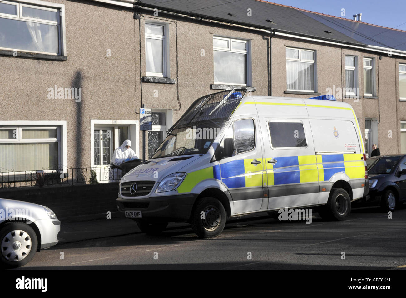Polizeiforensik-Beamte am Tatort in der Commercial Street in Ystrad Mynach, Caerphilly, Wales, wo ein dreieinhalb Monate alter Junge letzte Nacht gegen Mitternacht von zwei Hunden im Familienbesitz zu Tode gestülpt wurde. Stockfoto