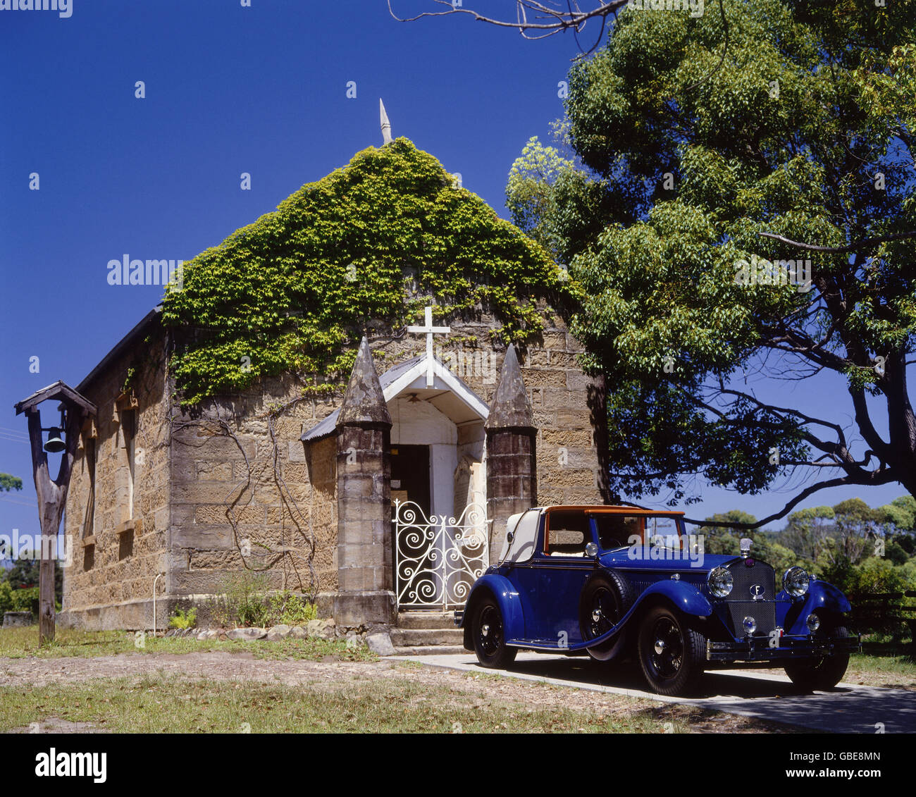 Transport / Transport, Auto, Oldtimer, Blue Delage, vor einer Kapelle, 1929, Additional-Rights-Clearences-not available Stockfoto