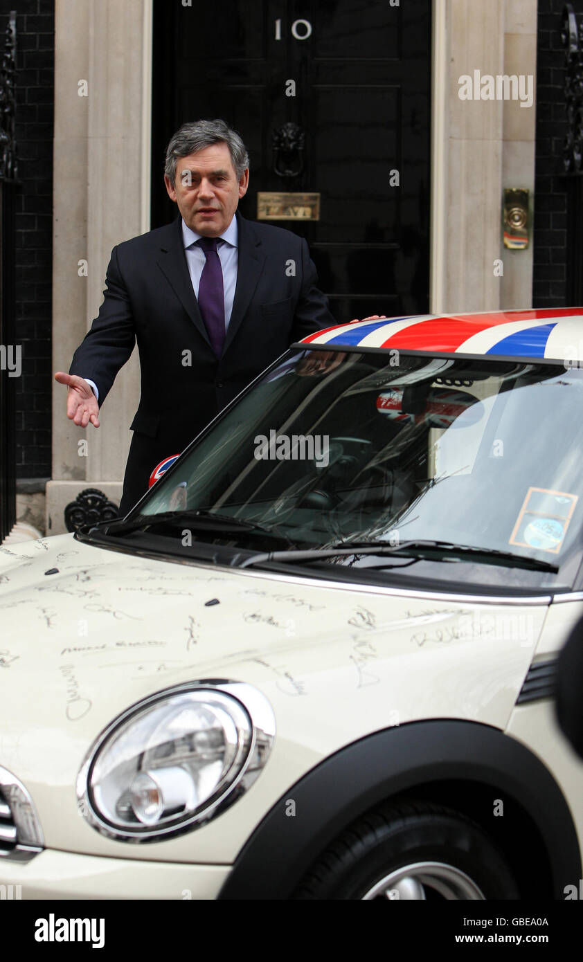 Der britische Premierminister Gordon Brown posiert für Fotos, nachdem er einen Mini zur Unterstützung der British Forces Foundation vor der Downing Street 10 in London signiert hat. Stockfoto