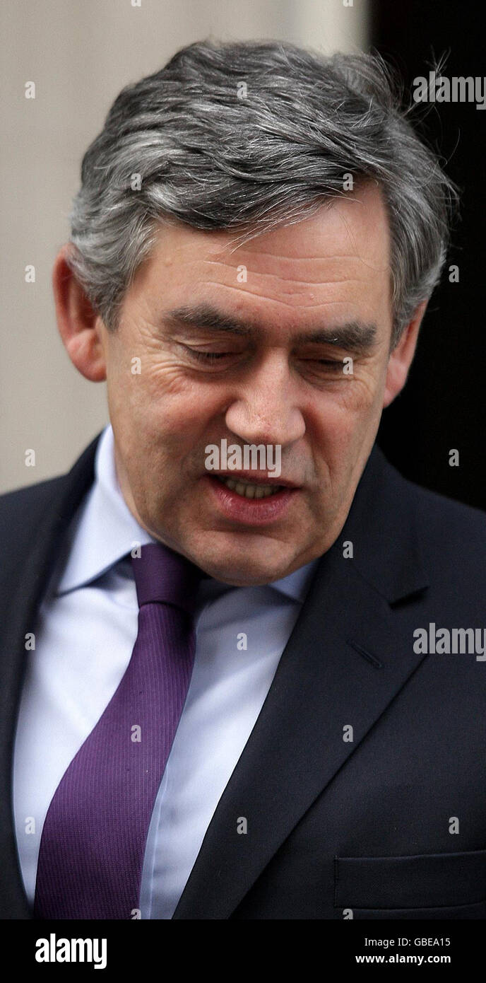 Der britische Premierminister Gordon Brown, nachdem er einen Mini zur Unterstützung der British Forces Foundation vor der Downing Street 10 in London signiert hatte. Stockfoto