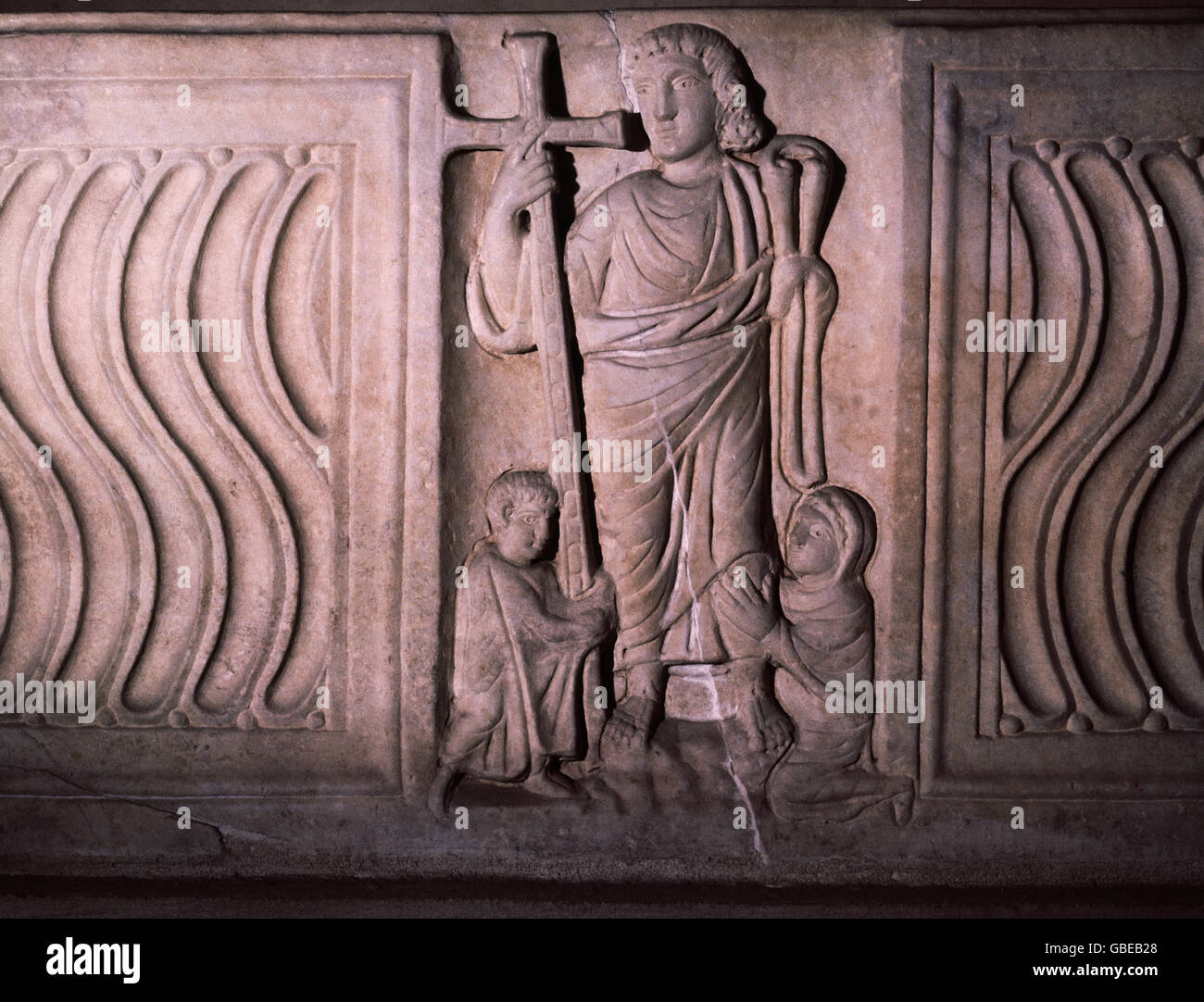 Bildende Kunst, sakrale, Sarkophag des Klanjateljice, Relief, Jesus Christus mit einem Kreuz, frühchristlichen, ca. 400, Detail, Musee d ' Art Chretien, Arles, Frankreich, Stockfoto
