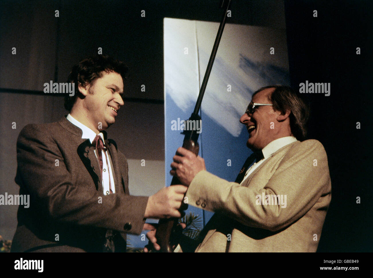 Theater / Theater, Kabarett, 'München leuchtet', Regie: Hanns Christian Müller, Szene mit: Gerhard Polt, Dieter Hildebrandt, Kammerspiele, München, Deutschland, 1983, Zusatzrechte-Clearences-nicht vorhanden Stockfoto