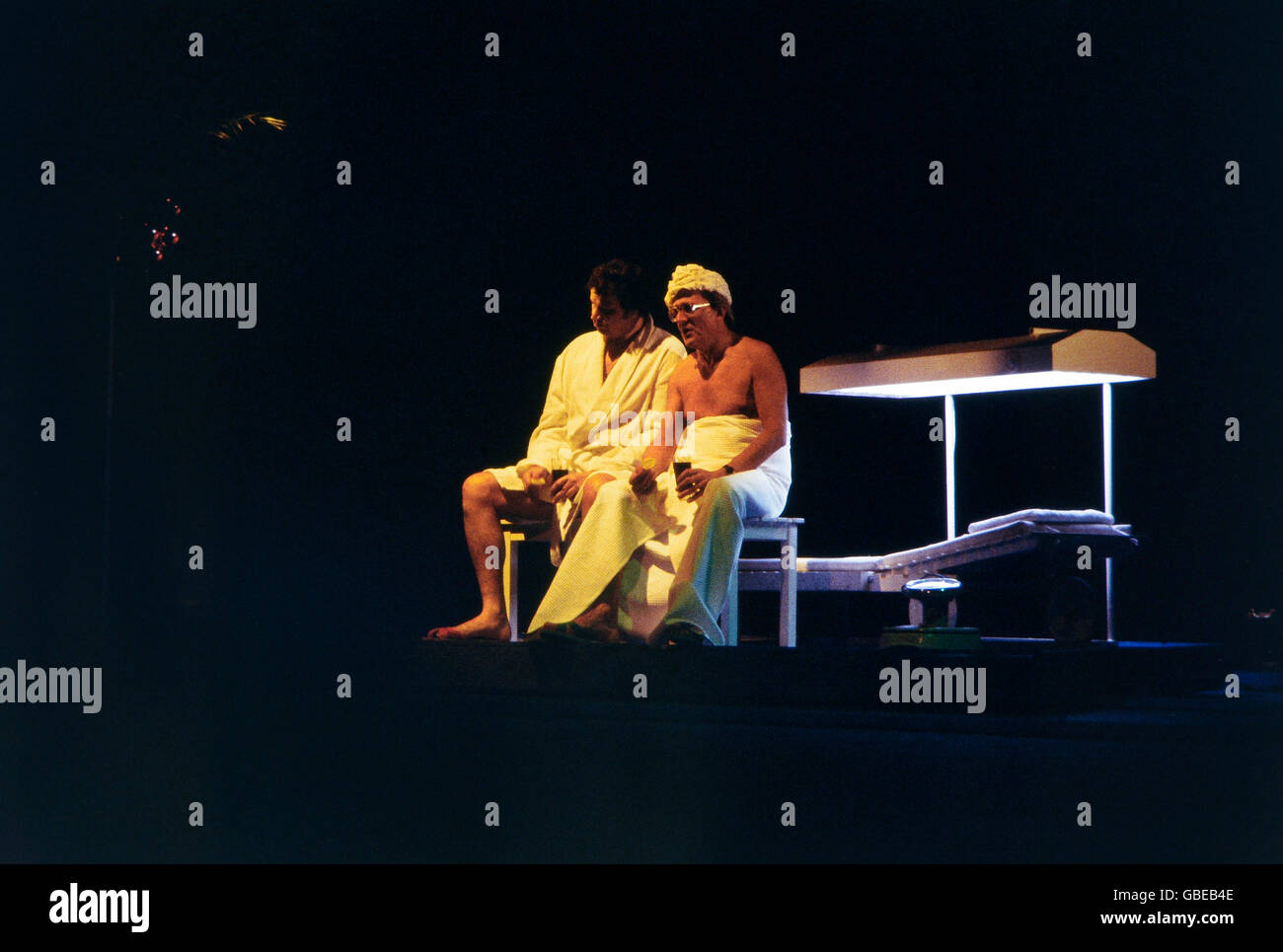 Theater / Theater, Kabarett, 'München leuchtet', Regie: Hanns Christian Müller, Szene mit: Gerhard Polt, Dieter Hildebrandt, Kammerspiele, München, Deutschland, 1983, Zusatzrechte-Clearences-nicht vorhanden Stockfoto