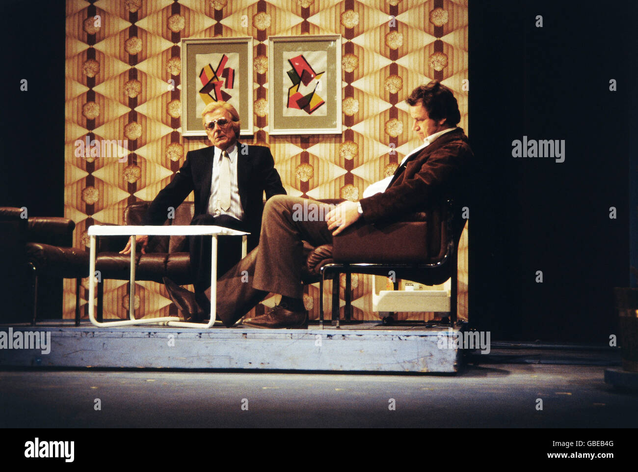 Theater / Theater, Kabarett, 'München leuchtet', Regie: Hanns Christian Müller, Szene mit: Dieter Hildebrandt, Gerhard Polt, Kammerspiele, München, Deutschland, 1983, Zusatzrechte-Clearences-nicht vorhanden Stockfoto
