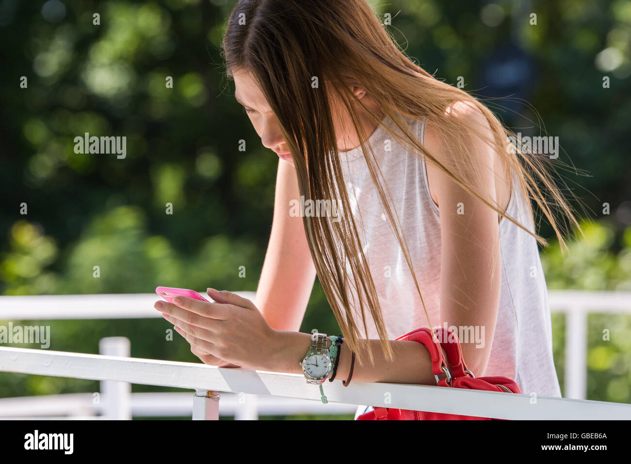 Hübsches Mädchen mit Handy Stockfoto