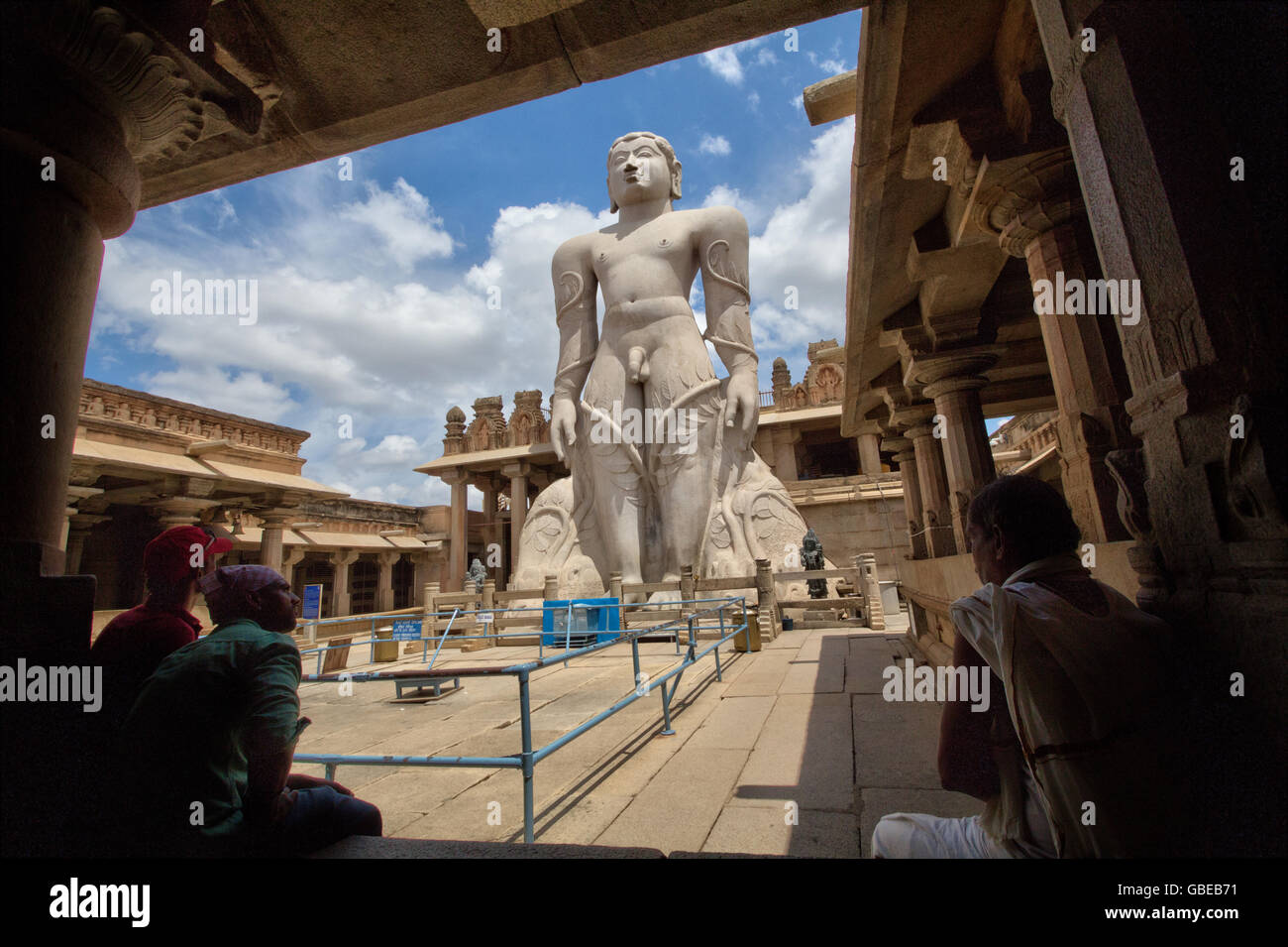 Die Statue des Gomateswara Bahubali, gelegen am Shravanabelagola, Hassan District, Karnataka, Indien Stockfoto