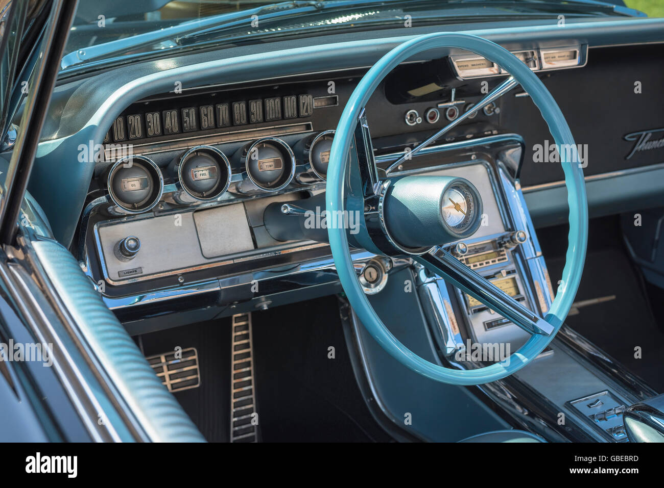 Lenkrad und Armaturenbrett eines blauen 1963 Ford Thunderbird Autos. Stockfoto