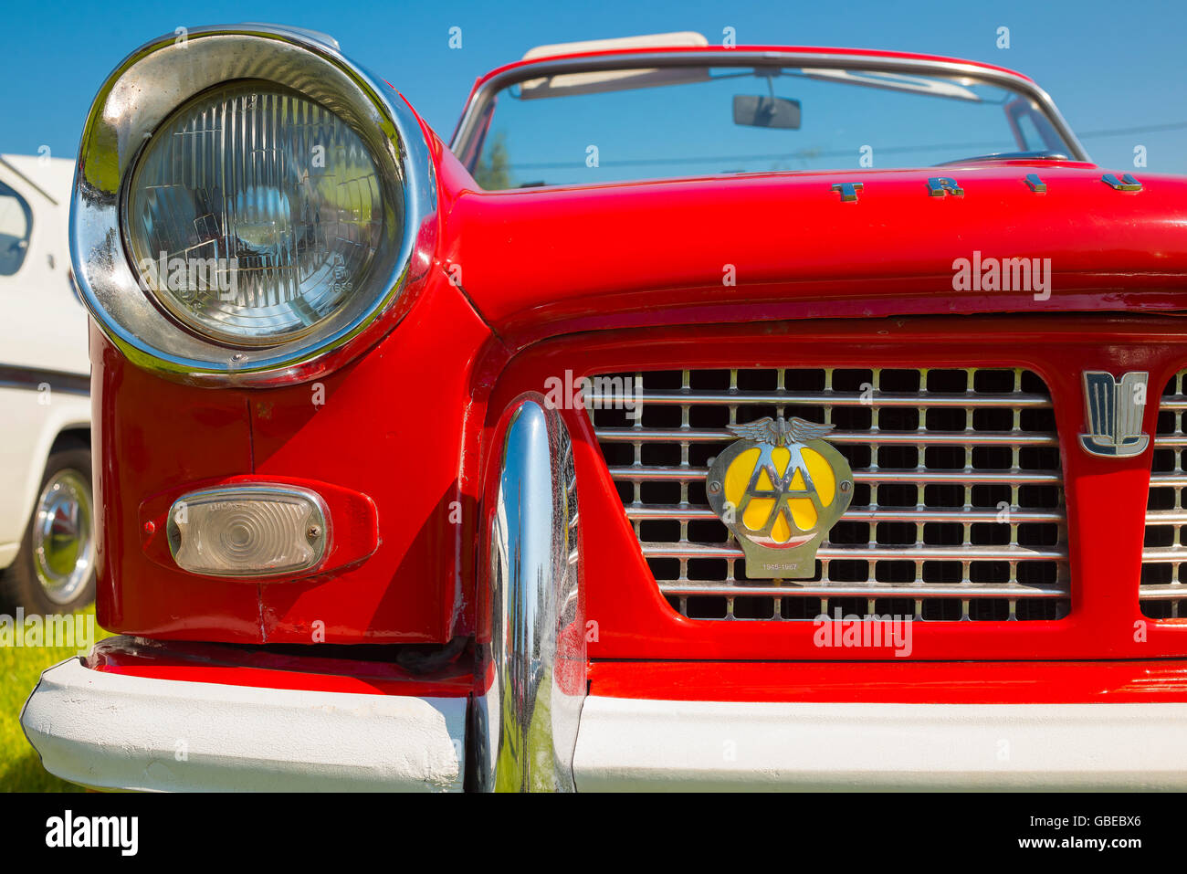 Scheinwerfer und Kühlergrill Gitter eines roten 1968 Triumph Herald Cabrio  Autos, England Stockfotografie - Alamy