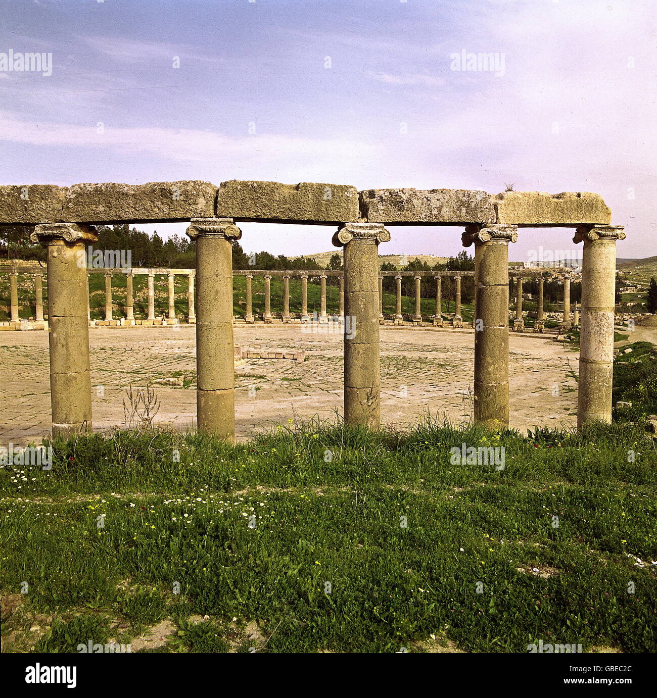 Geographie / Reisen, Jordanien, Jerash, Römische Stadt Gerasa 2./3. Jahrhundert n. Chr., Forum, Ionischer Orden, Ruine, um 1980, Additional-Rights-Clearences-not available Stockfoto