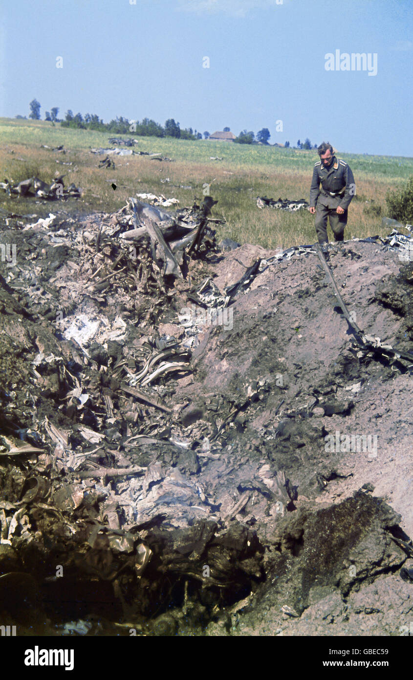 Ereignisse, zweiter Weltkrieg, Luftkrieg, Flugzeug, abgestürzt / beschädigt, eine Luftwaffe NCO inspiziert die Überreste eines abgeschossenen Flugzeugs, wahrscheinlich Ostfront, um 1941, zusätzliche-Rechte-Clearences-nicht vorhanden Stockfoto