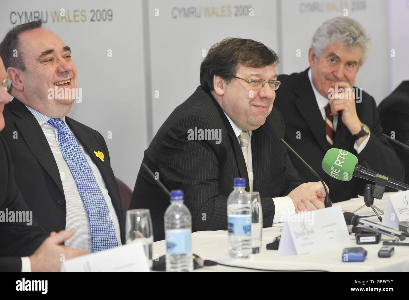 Von links nach rechts. Schottlands erster Minister Alex Salmon, der irische Premierminister Brian Cowen und der walisische erste Minister Rhodri Morgan während einer Pressekonferenz auf der britisch-irischen ratssitzung im Swalec Stadium, Cardiff, Wales. Stockfoto