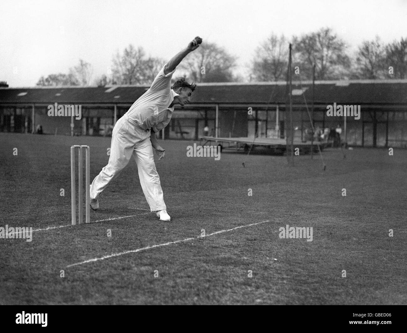Cricket - Testspiel - England gegen Australien - Lord's. Ray Lindwall von der australischen Cricket-Nationalmannschaft Bowling. Stockfoto