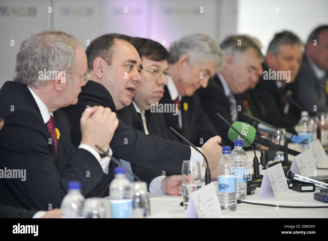 Von links nach rechts. Nordirland stellvertretender erster Minister Martin McGuiness, Schottland erster Minister Alex Salmon, der irische Premierminister Brian Cowen und der walisische erste Minister Rhodri Morgan während einer Pressekonferenz auf der britisch-irischen ratssitzung im Swalec Stadium, Cardiff, Wales. Stockfoto