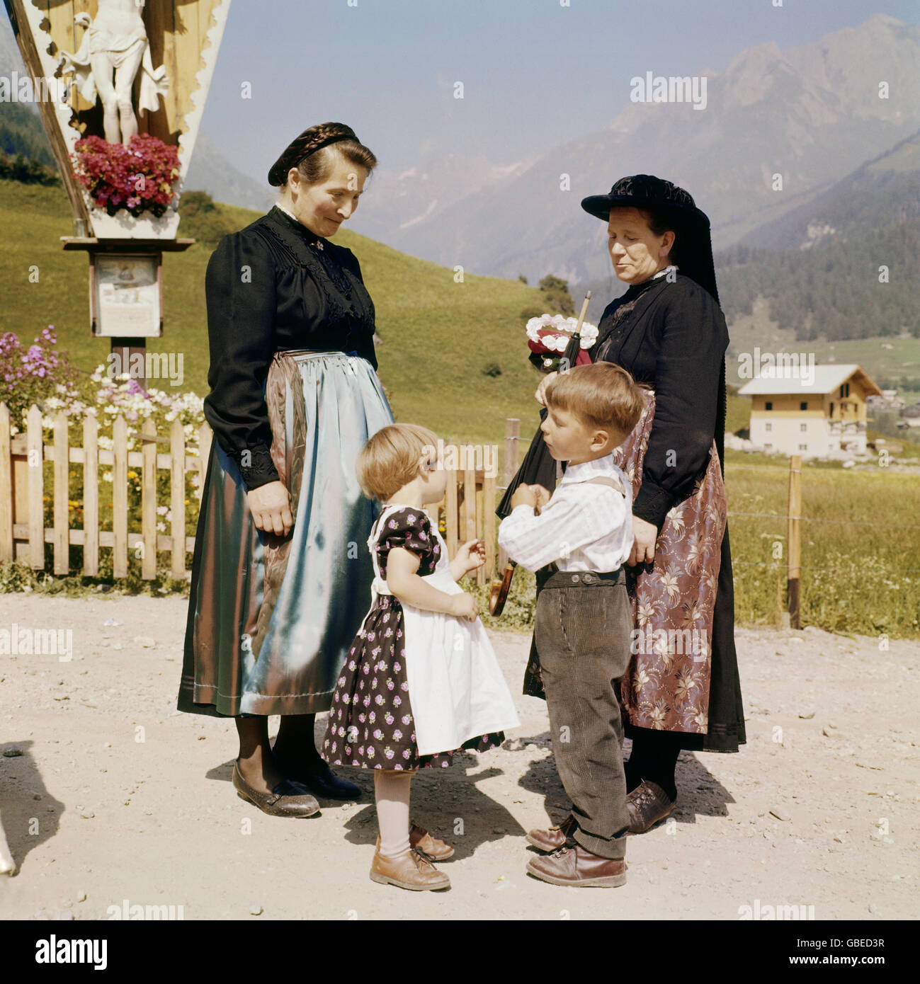 Tradition / Folklore, Trachten, Tirol, 50er Jahre, zwei Frauen und zwei  Kinder in kirchlicher Kleidung, Zusatzrechte-Clearences-nicht vorhanden  Stockfotografie - Alamy
