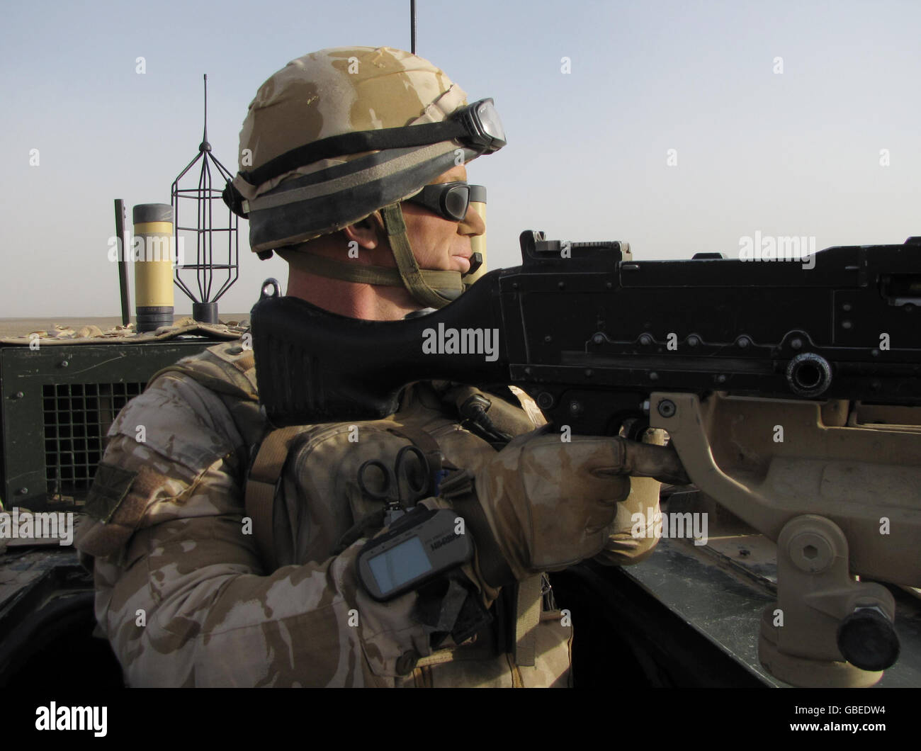 Der Hauptmann Nigel Stanmore aus Abbeymead, Gloucester, bietet während seiner Patrouille in der Provinz Helmand Top-Deckung. Stockfoto