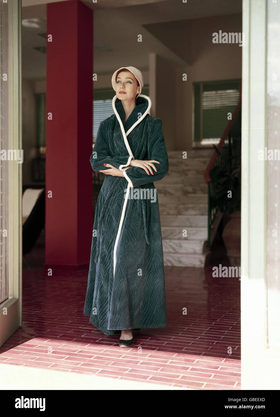 Mode, 60er Jahre, Frau in bunten Morgenmantel (Typ Möwe), ,  Zusatz-Rechte-Clearences-nicht verfügbar Stockfotografie - Alamy