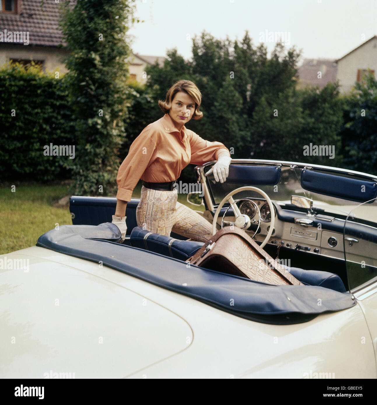 Personen, Frauen, Dame mit ihrem Mercedes Benz Cabriolet, Koffer auf dem Rücksitz, Deutschland, 50er Jahre, Zusatzrechte-Clearences-nicht vorhanden Stockfoto