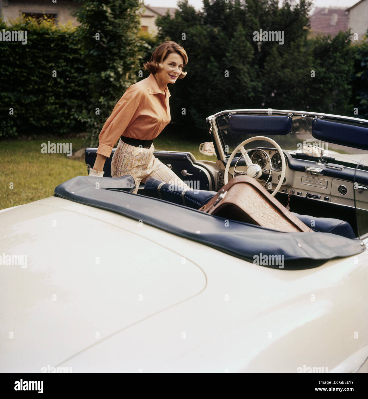 Personen, Frauen, Dame mit ihrem Mercedes Benz Cabriolet, Koffer auf dem Rücksitz, Deutschland, 50er Jahre, Zusatzrechte-Clearences-nicht vorhanden Stockfoto
