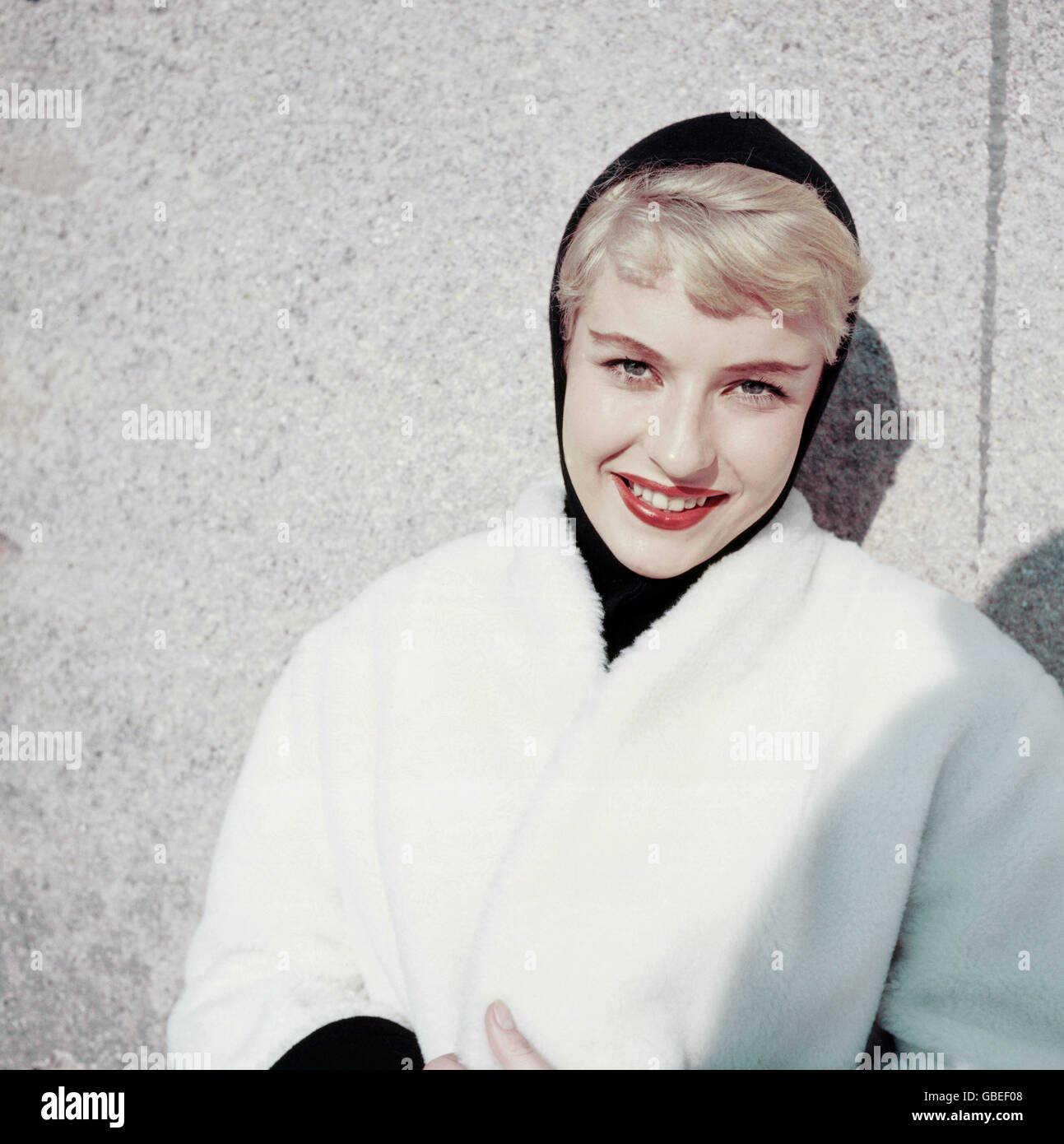 Mode, 50er Jahre, Damenmode, Winterkollektion, Frau mit schwarzem Kopftuch und weißem Mantel mit weißem Pelzkragen, Additional-Rights-Clearences-nicht erhältlich Stockfoto