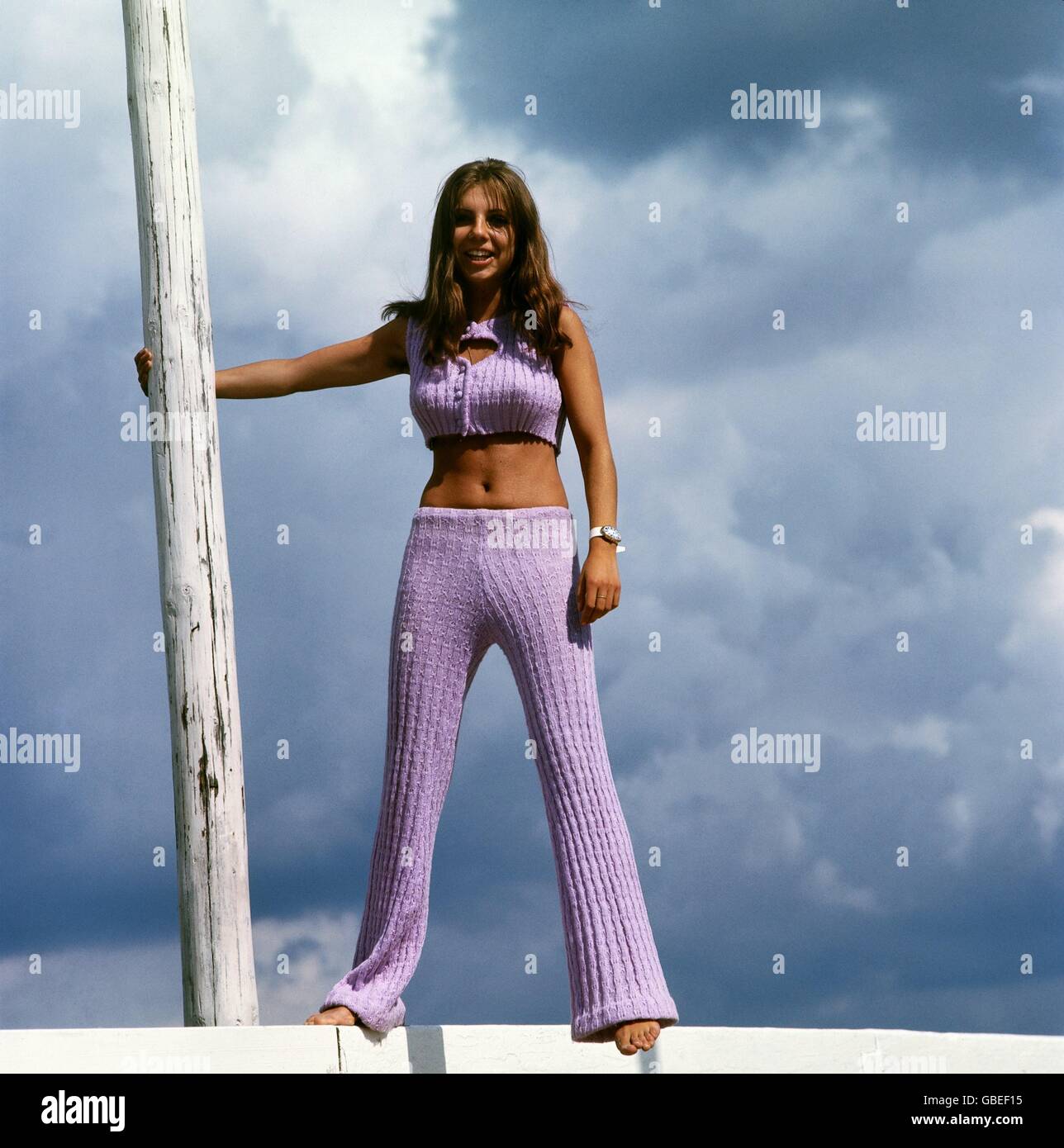 Mode, 70er Jahre, Damenmode, Modell mit gestrickten Flares und Bauchtop, durchgehendes Design, , zusätzliche-Rechte-Clearences-nicht erhältlich Stockfoto