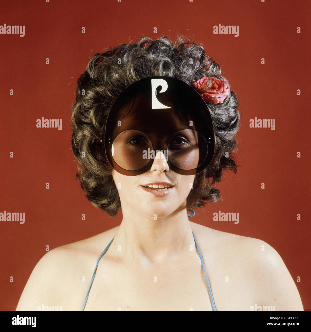Mode, Brille, Frau mit Sonnenbrille von Pierre Cardin, 70er Jahre, , zusätzliche-Rechte-Clearences-nicht verfügbar Stockfoto