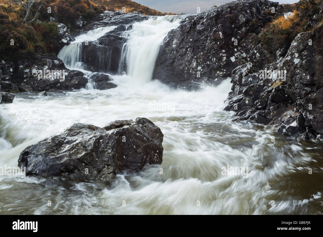 Fluß Sligachan in Flut durch Starkregen fließt unterhalb der Cuillin Hills auf der Isle Of Skye, Schottland Stockfoto