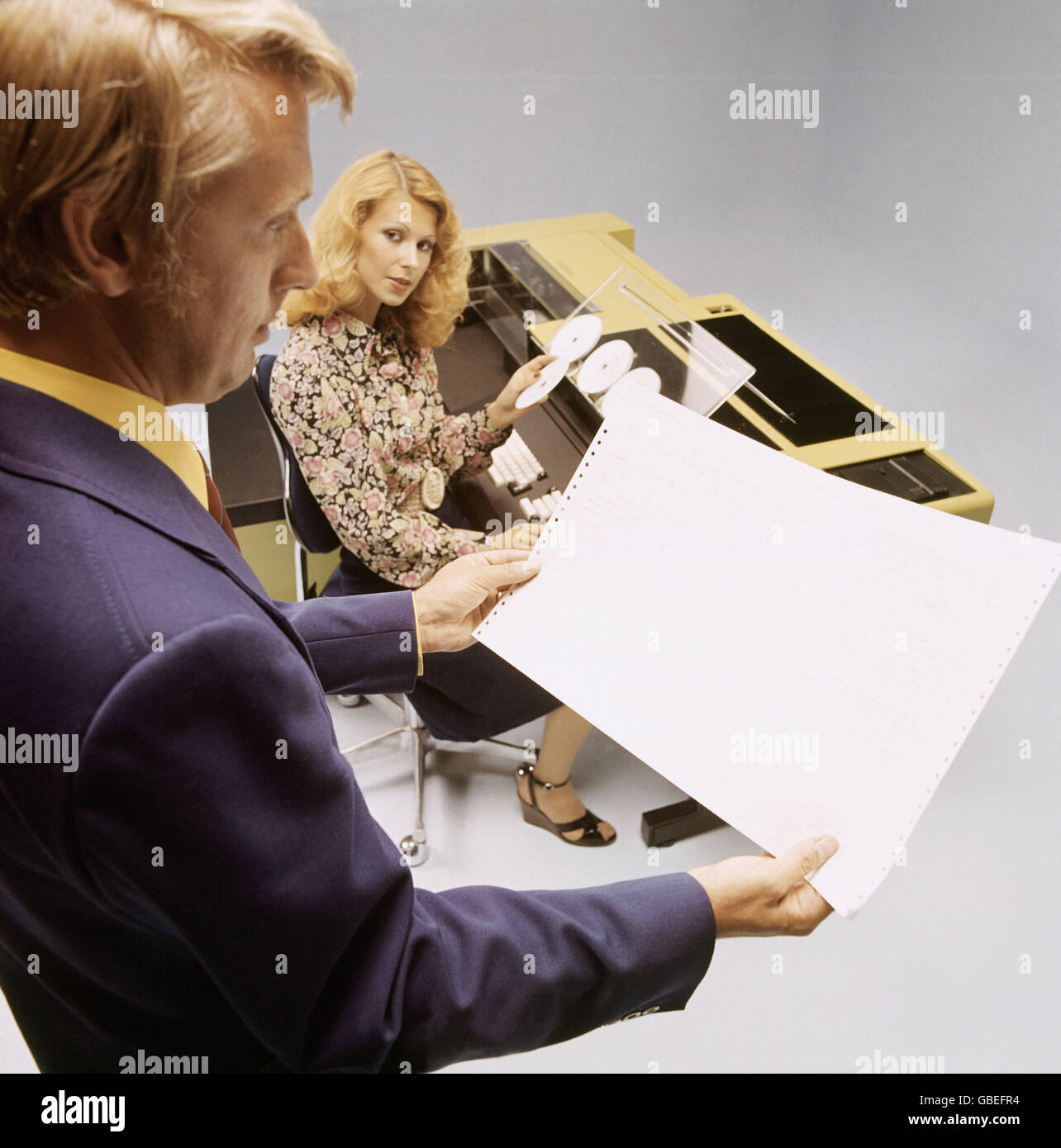 Büro, junge Frau am Computer, Mann im Vordergrund mit Papier, 1960er, Zusatz-Rechte-Clearences-nicht vorhanden Stockfoto