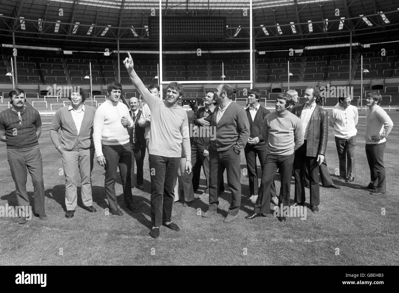 St. Helens Kapitän Kel Coslett (zeigt) führt seine Männer in einer Erkundung des berühmten Wembley-Stadions, wo sie morgen Leeds treffen, während des Rugby League Challenge Cup Finales. Stockfoto