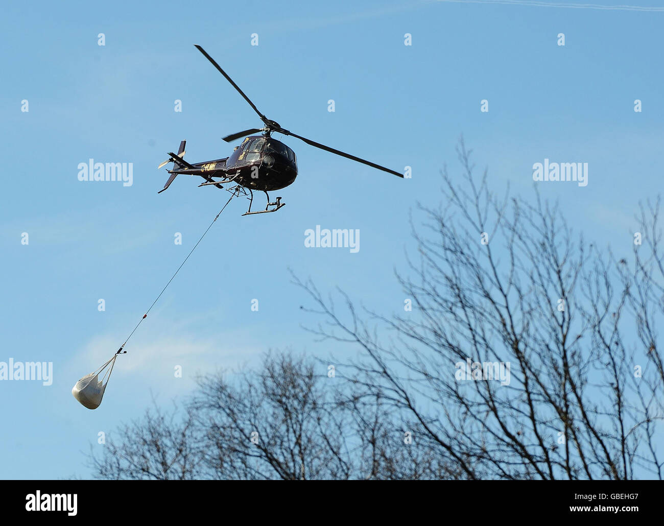Ein Hubschrauber senkt Steine und Steine im Rahmen des Wiederaufbaus der Lower Pennine Pathways, in der Nähe von Bowes Lees in Weardale. Stockfoto