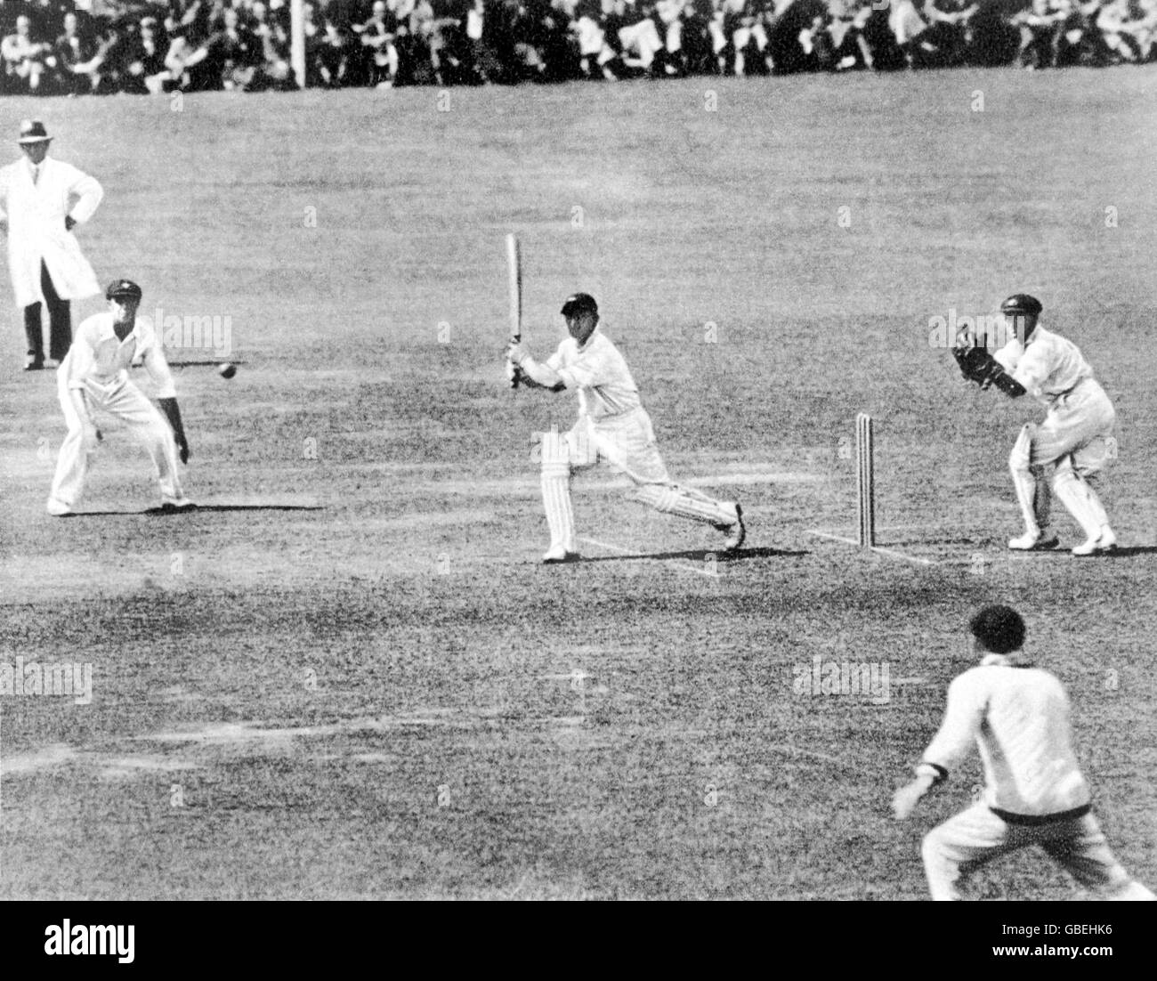Cricket - The Ashes - zweiter Test - England gegen Australien - erster Tag. Englands Morris Leyland (c) treibt den Ball an die Grenze, beobachtet vom australischen Wicketkeeper Bert Oldfield (r) Stockfoto