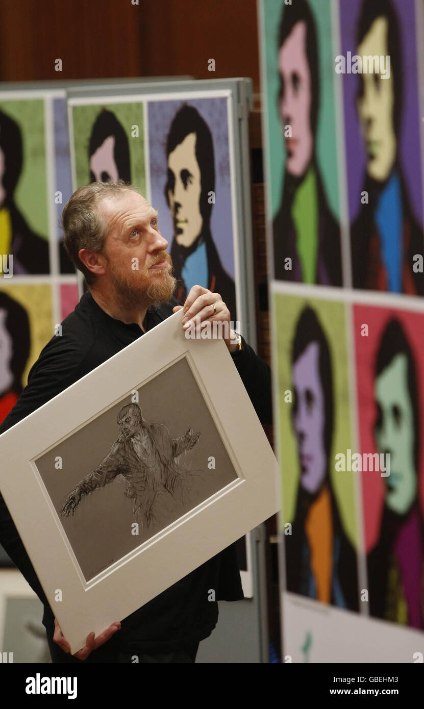 Der Künstler Peter Howson mit einem seiner Werke zur Eröffnung einer neuen Kunstausstellung "Inspired", die das Leben und Werk von Robert Burns in der Mitchell Library in Glasgow feiert. Stockfoto