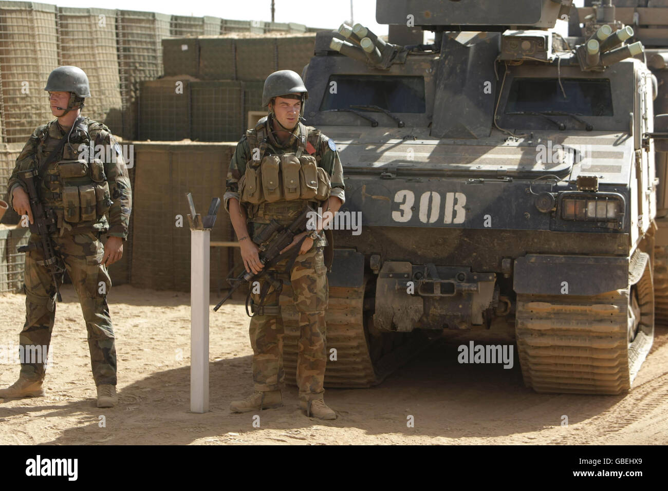 Niederländische Soldaten im Wachdienst im Camp Caira in der Region Goz Beida im Tschad, wo sie eine EUFOR-Friedensmission durchführen. Stockfoto