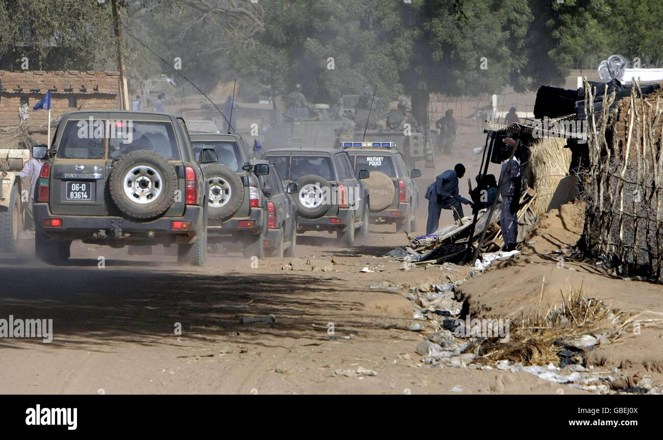 Irische Soldaten patrouillieren in der Region Goz Beida im Tschad, wo sie eine EUFOR-Friedensmission durchführen. Stockfoto