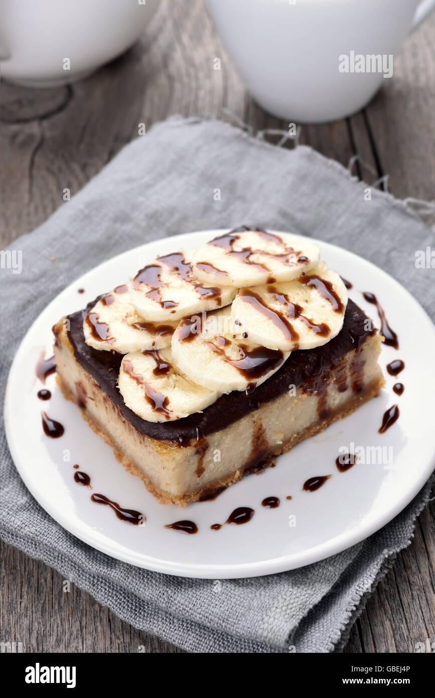 Bananen-Käsekuchen mit Schokolade Sirup und Scheiben, Landhausstil ...