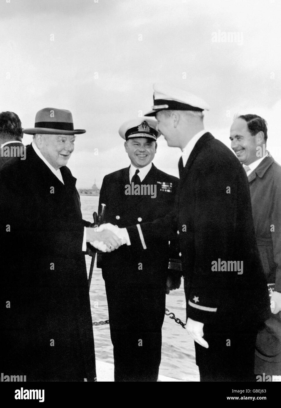 Der Konteradmiral D. F. Powlett, RN, Flag Officer, der in Gibraltar kommandiert, sieht zu, wie Sir Winston Churchill Ensign Glenn J. SEDAM von der United States Navy trifft. Ensign SEDAM von der USS Northampton besuchte Gibraltar nach Übungen im Mittelmeer. Stockfoto