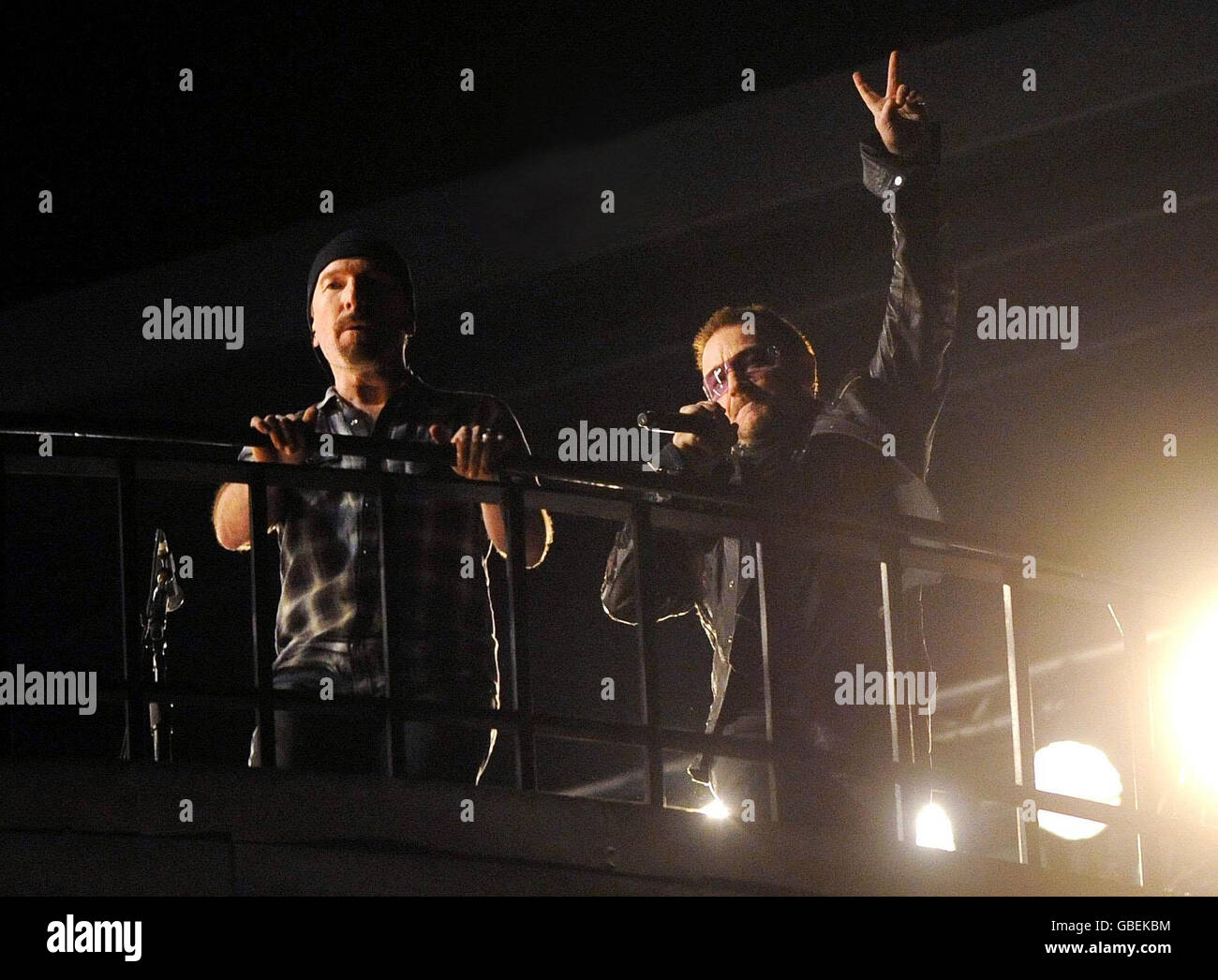 U2 spielen an diesem Abend mehrere Songs auf dem Broadcasting House im Zentrum von London. Stockfoto