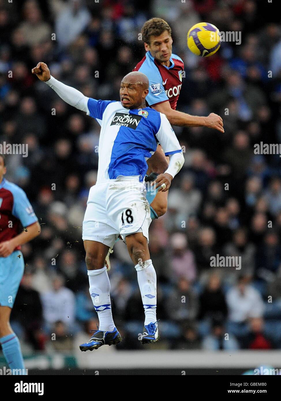 Stiliyan Petrov von Aston Villa (rechts) und El-Hadji Diouf von Blackburn Rovers Kampf um den Ball Stockfoto