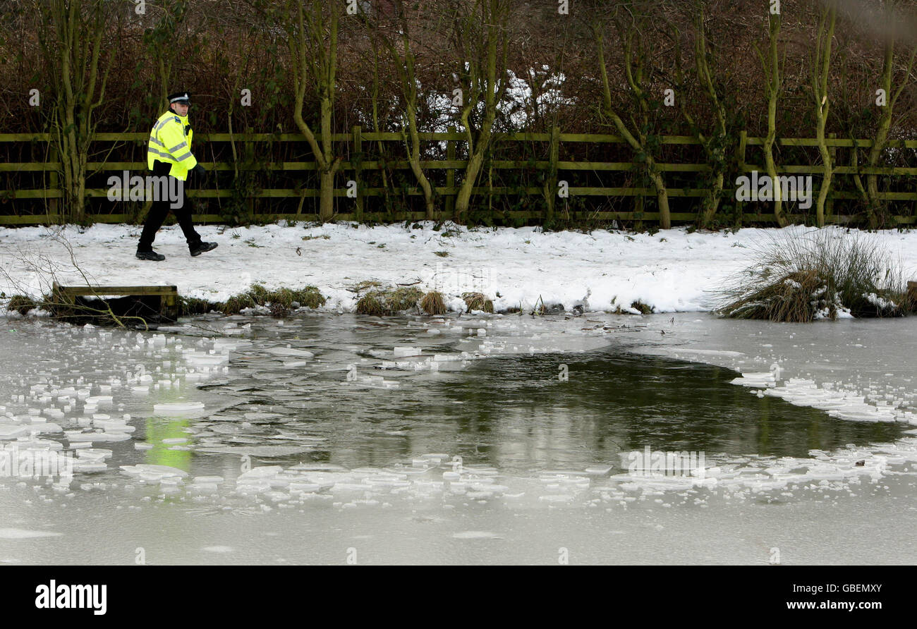 Ein Polizeibeamter geht an dem Loch in einem Teich vorbei, in dem ein sechsjähriger Junge einfiel und gestern ertrank, nachdem er auf dem Eis in Streethouse bei Pontefract gegangen war. Stockfoto