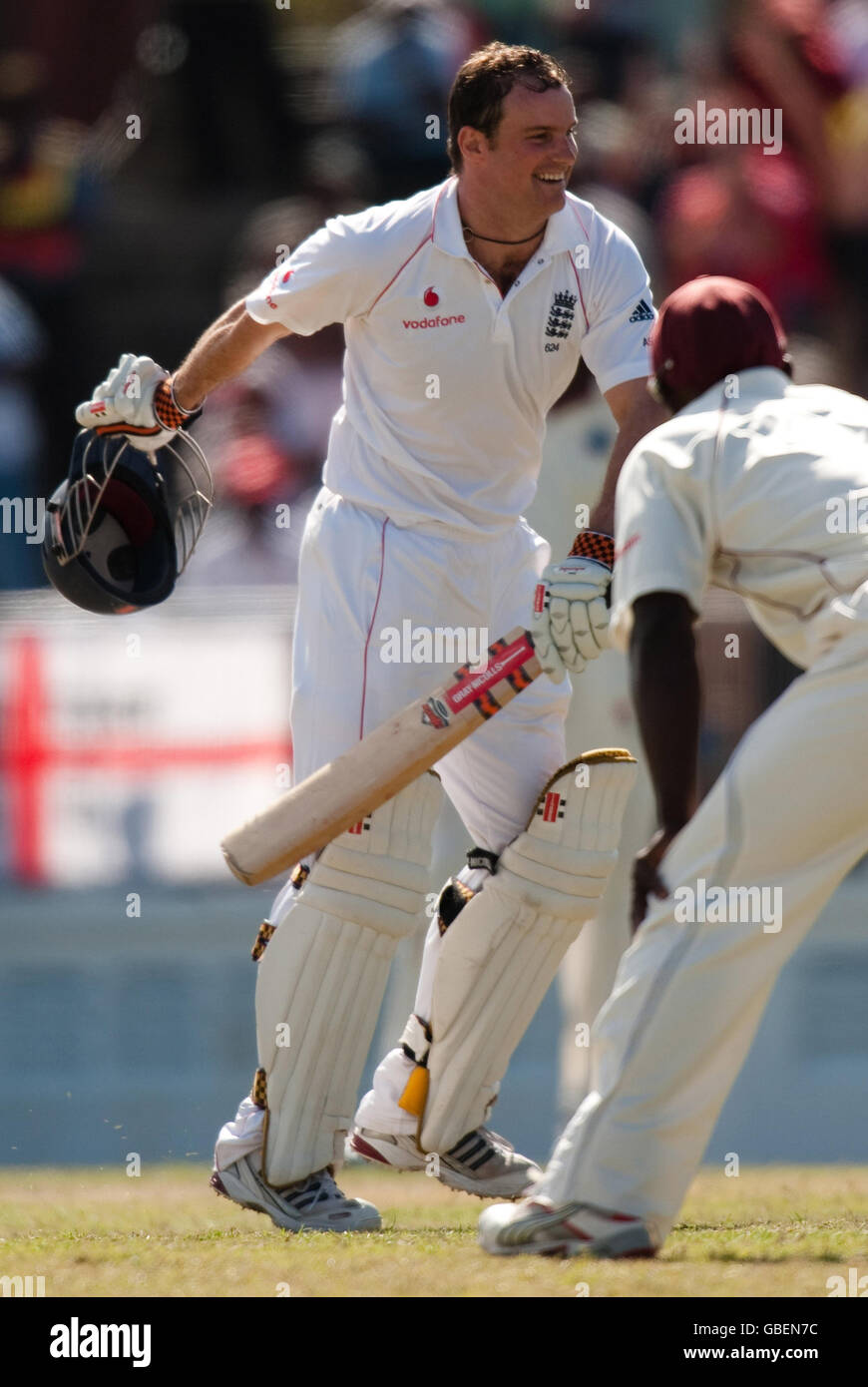 England Kapitän Andrew Strauss feiert Erreichen seines Jahrhunderts während der dritten Prüfung auf der Antigua Recreation Ground, St. Johns, Antigua. Stockfoto
