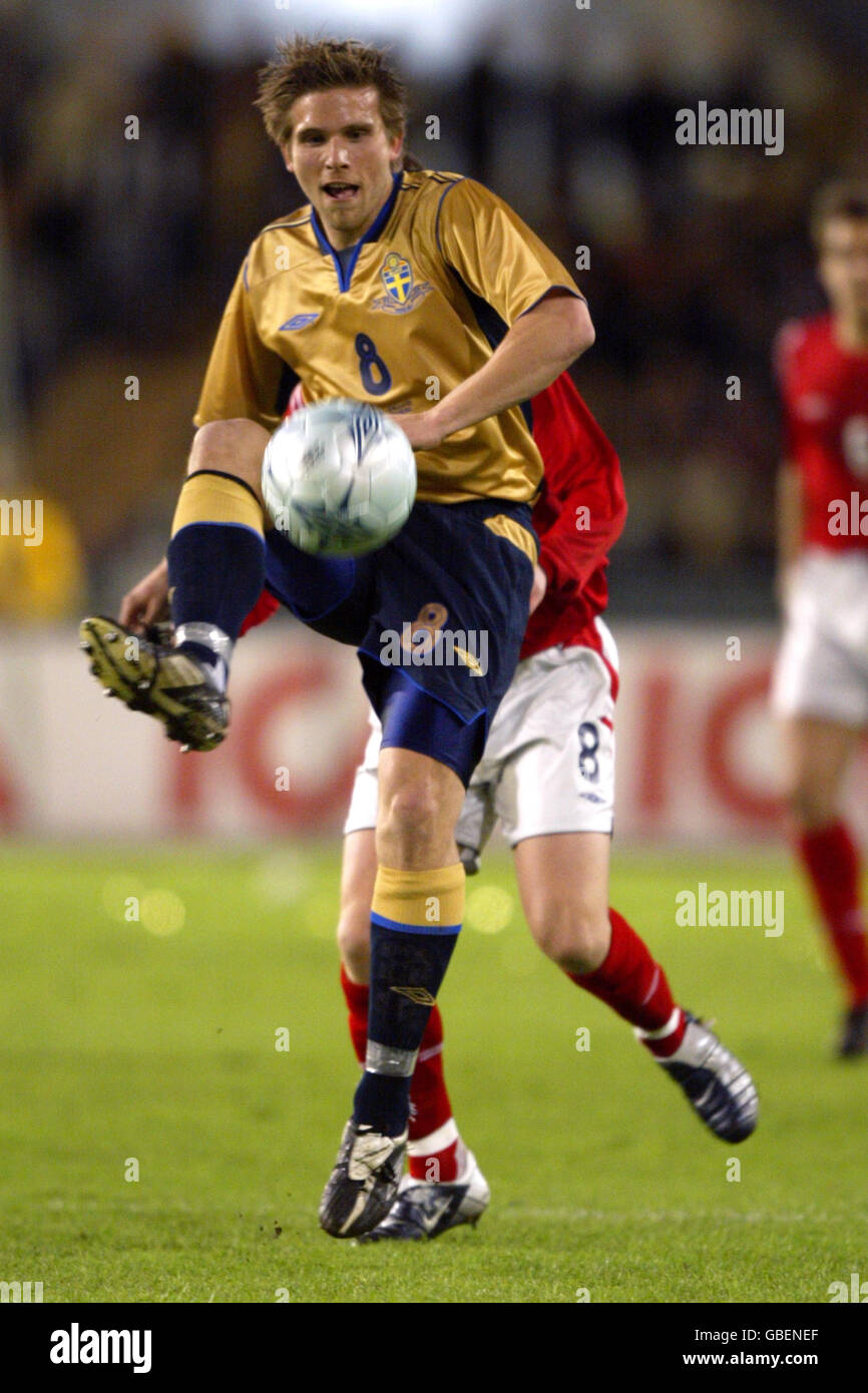 Fußball - International freundlich - Schweden gegen England. Schwedens anders Svensson in Aktion Stockfoto